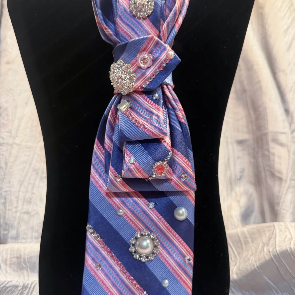 Elegant Striped Brooch-Embellished tie necklace. - Picture 4 of 6